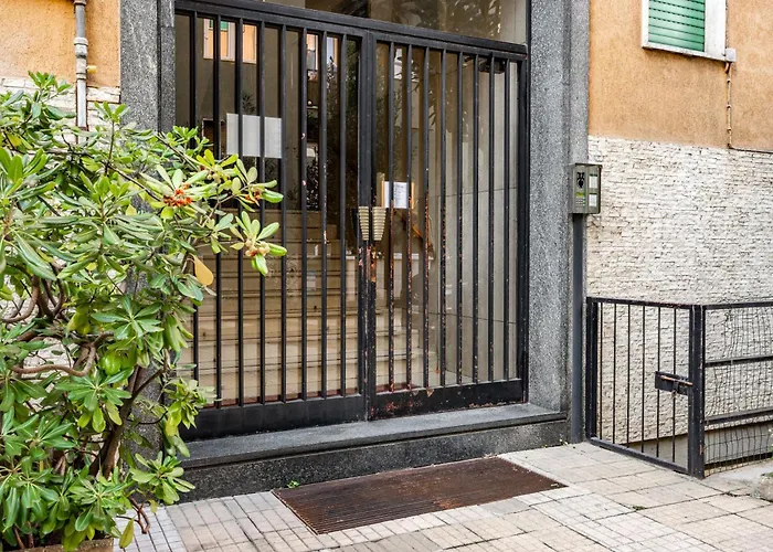 Design And Silence - Wide Renovated Apartment 2 Stops Form Centrale